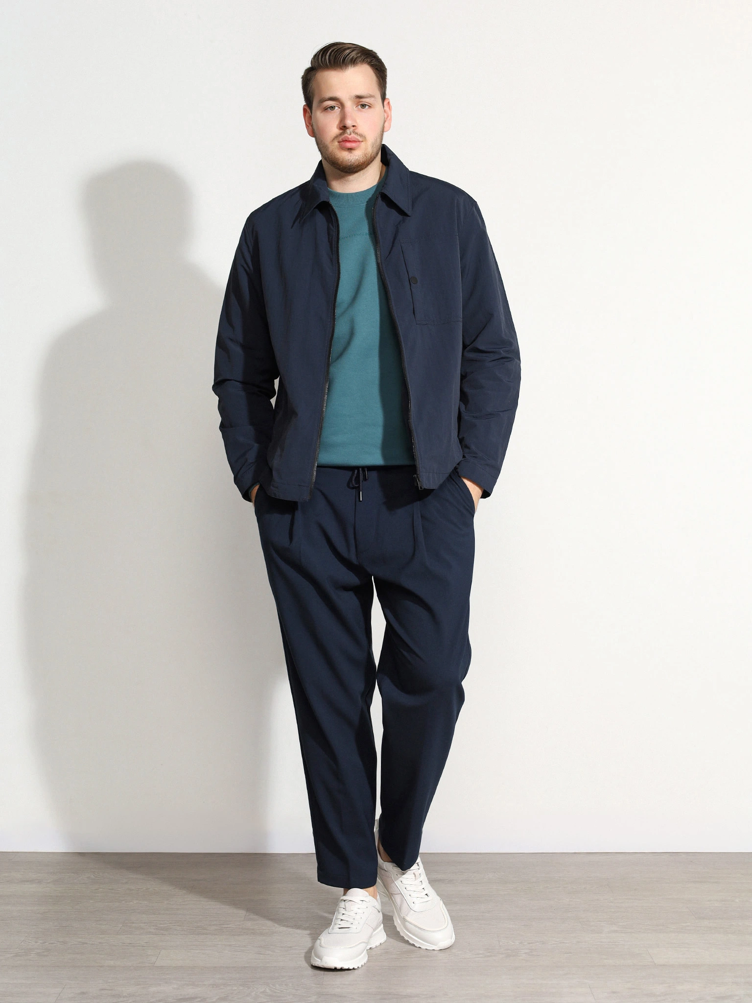 Куртка-ветровка темно-синего цвета 